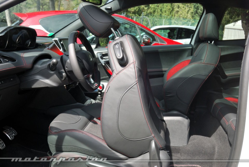 Habitacle Peugeot 208 GTi 1.6 THP 200 Blanc Banquise (2013) - 1-039