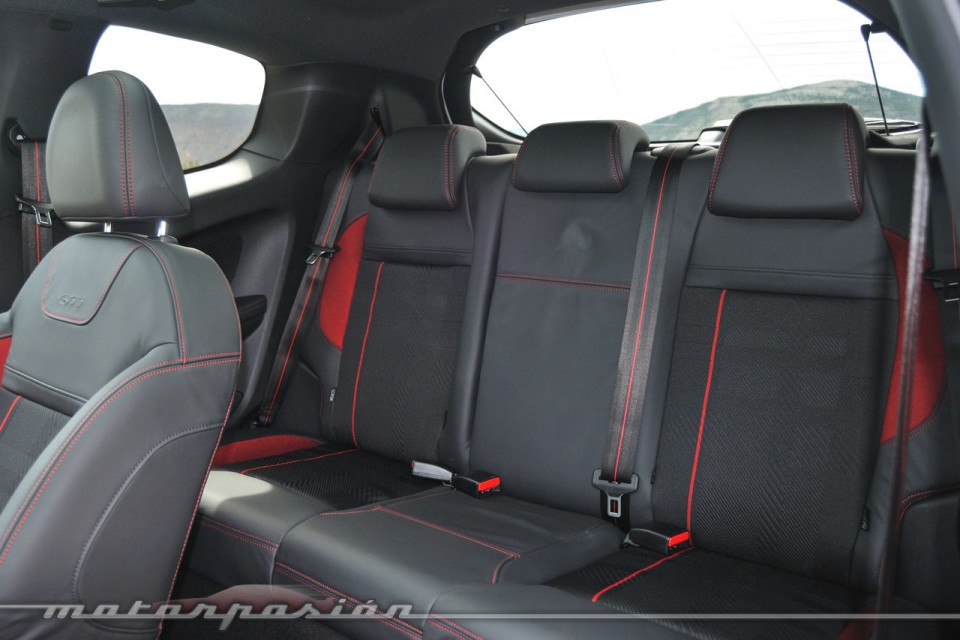 Banquette arrière Peugeot 208 GTi 1.6 THP 200 Blanc Banquise (2013) - 1-040