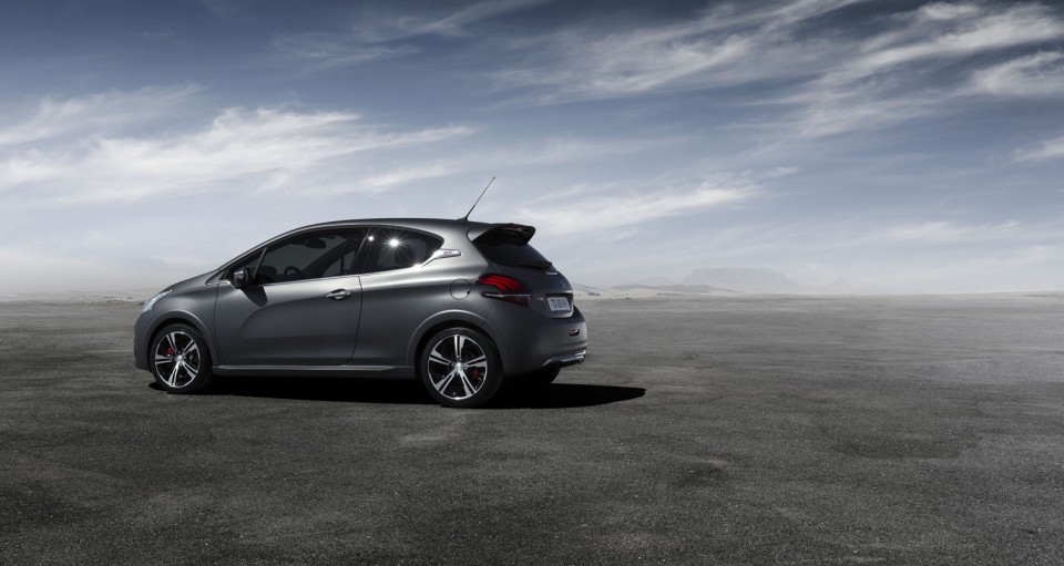 Photo Peugeot 208 GTi restylée Ice Silver (2015)