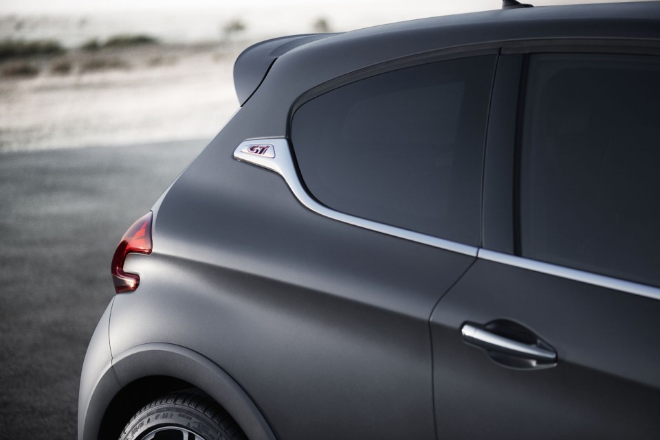 Photo Peugeot 208 GTi restylée Ice Silver (2015)