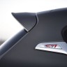 Photo sigle GTi Peugeot 208 GTi restylée Ice Silver (2015)