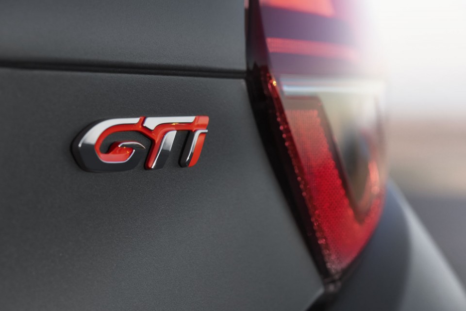 Photo badge GTi Peugeot 208 GTi restylée Ice Silver (2015)