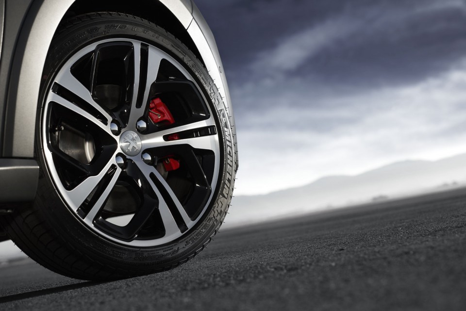 Photo jante alliage Carbone 17 Peugeot 208 GTi restylée Ice Sil