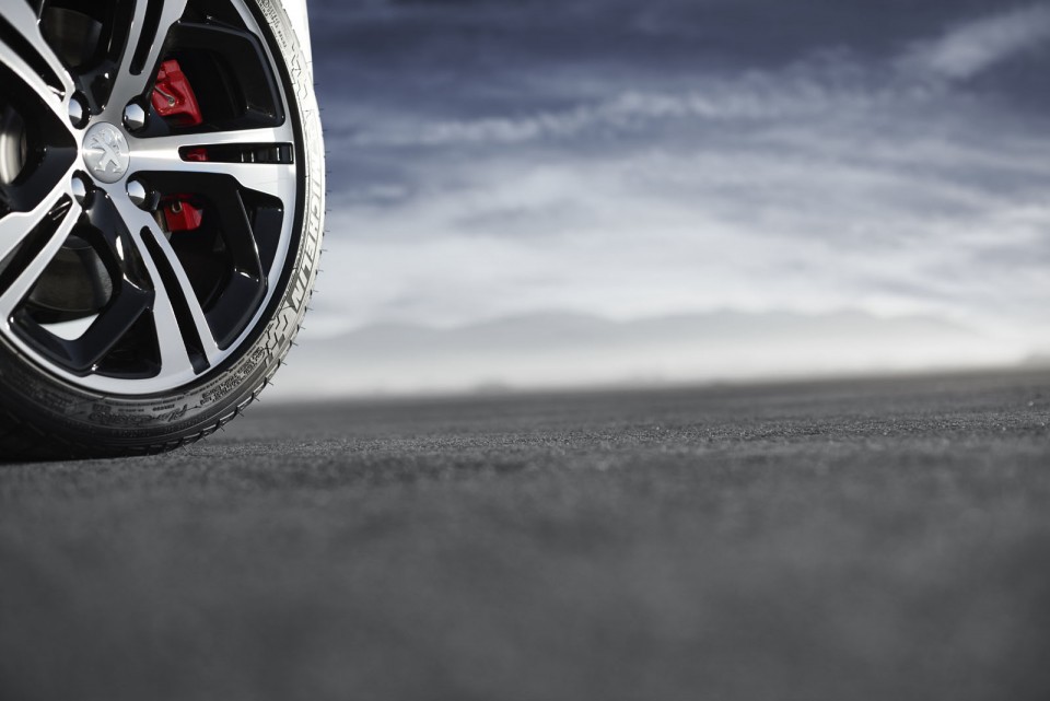 Photo jante alu Peugeot 208 GTi restylée Ice Silver (2015)