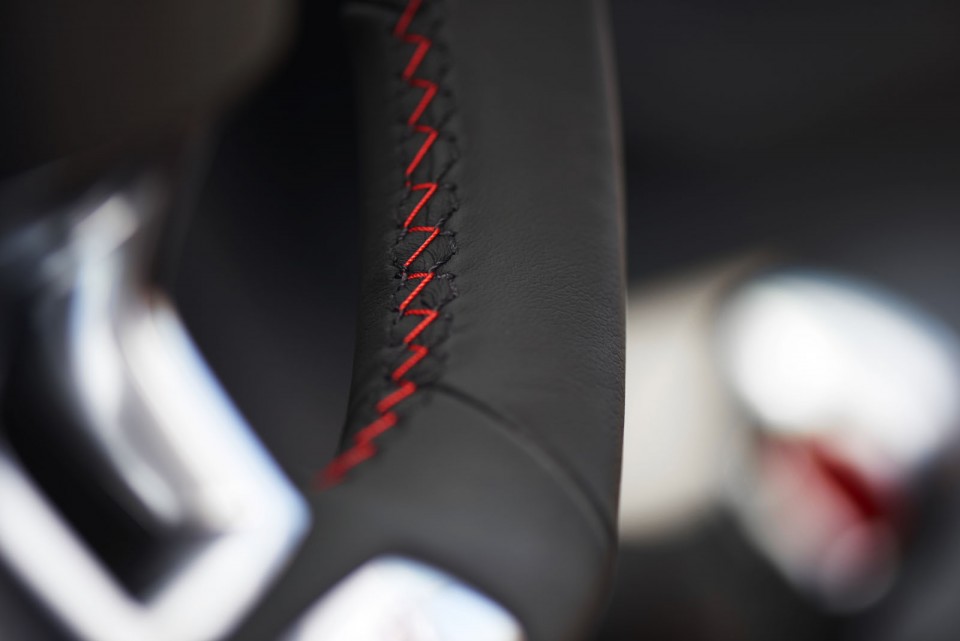 Photo surpiqures rouges volant cuir Peugeot 208 GTi restylée (2
