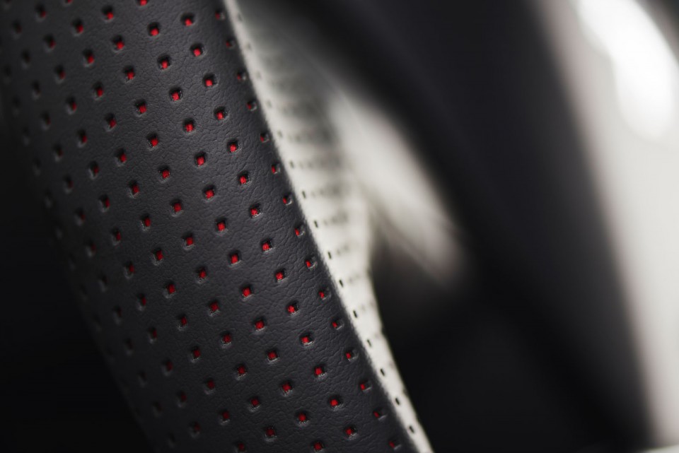 Photo détail perforations volant cuir Peugeot 208 GTi restylée
