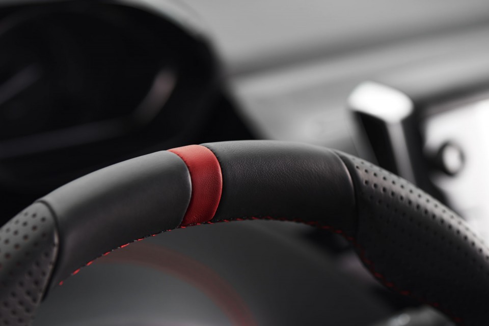 Photo détail bague rouge volant cuir Peugeot 208 GTi restylée