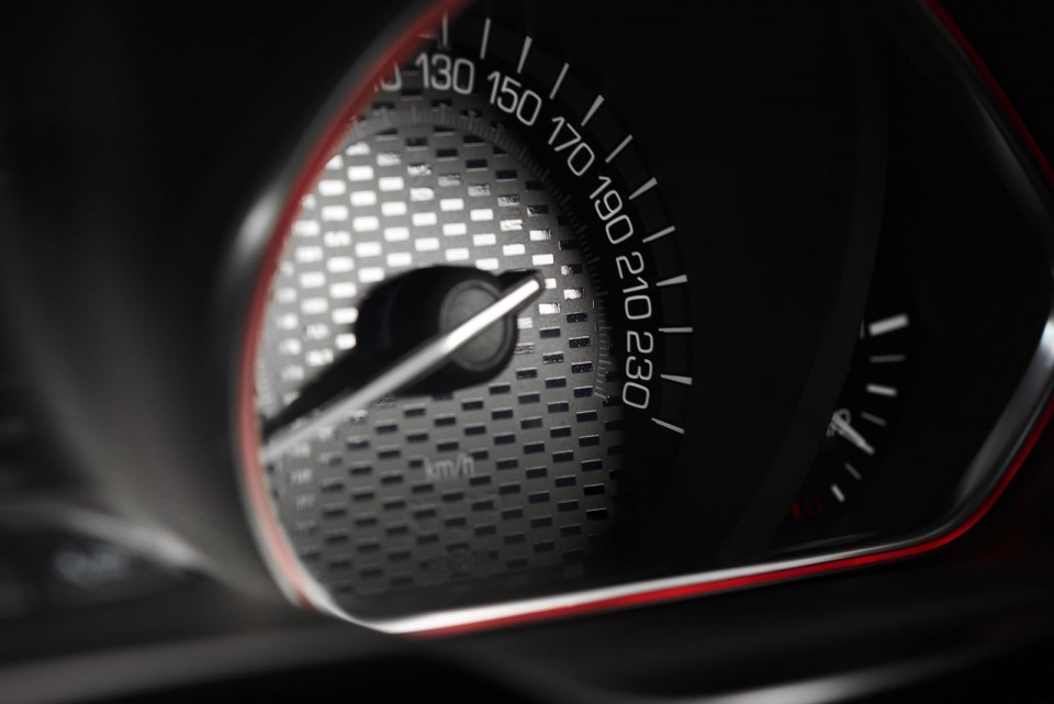 Photo fond de compteur damiers Peugeot 208 GTi restylée (2015)