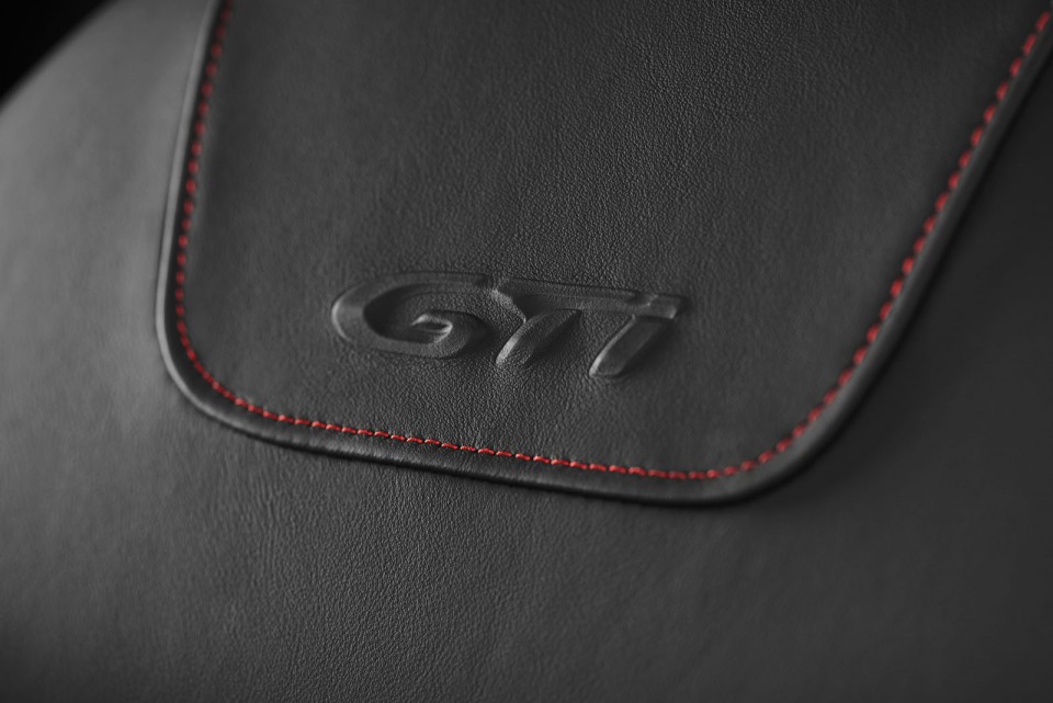 Photo sigle GTi sièges cuir Peugeot 208 GTi restylée (2015)