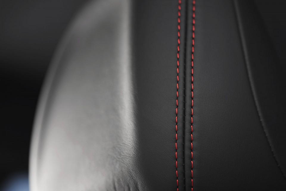 Photo détail surpiqûres appuie-tête cuir Peugeot 208 GTi rest