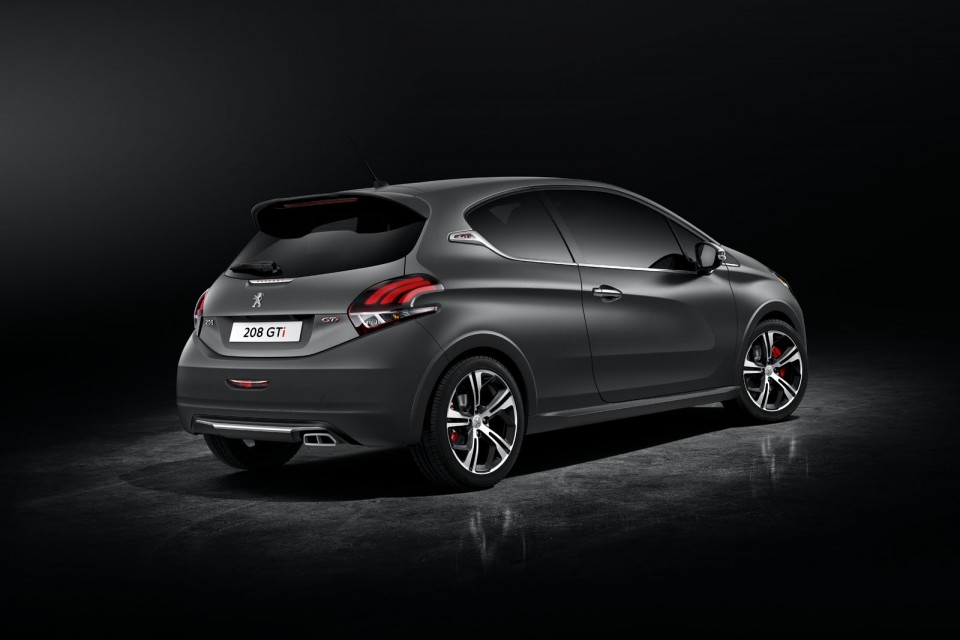 Photo 3/4 arrière Peugeot 208 GTi restylée Ice Silver (2015)