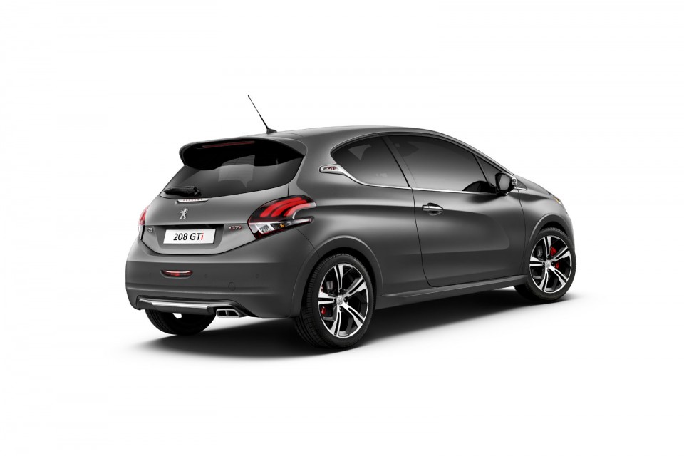 Photo officielle 3/4 arrière Peugeot 208 GTi restylée Ice Silv