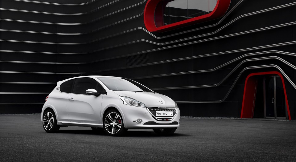 Peugeot 208 GTi Blanc Nacré Satin - Photo officielle - 1-008