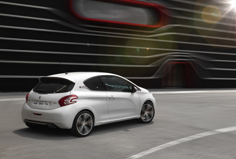 Peugeot 208 GTi blanche nacrée vue arrière - Photo officielle - 1-011