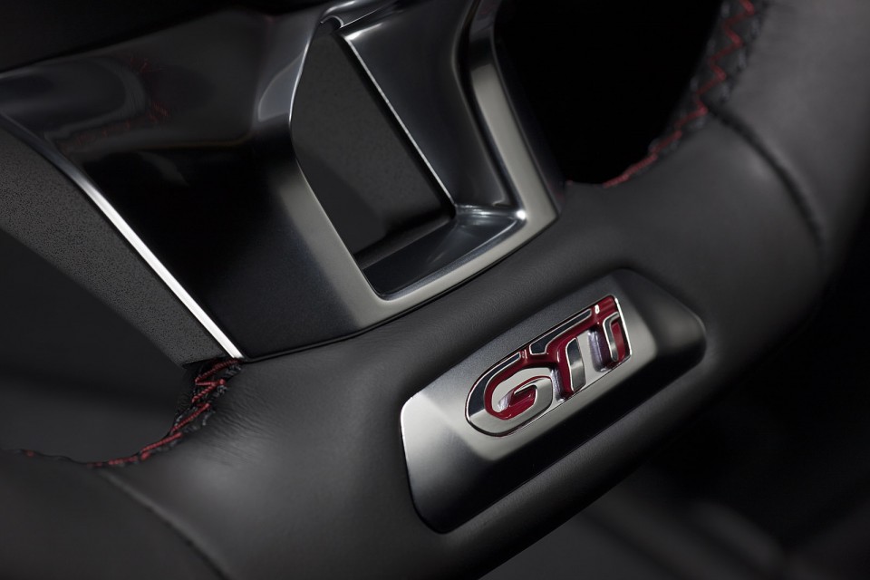 Insert GTi volant Peugeot 208 GTi - Photo officielle - 1-024