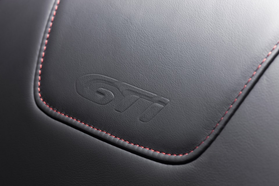 Sigle GTi siège Peugeot 208 GTi - Photo officielle - 1-025
