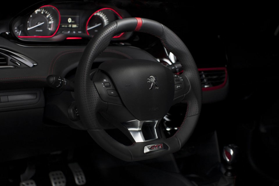 Volant cuir pleine fleur Peugeot 208 GTi - Photo officielle - 1-036