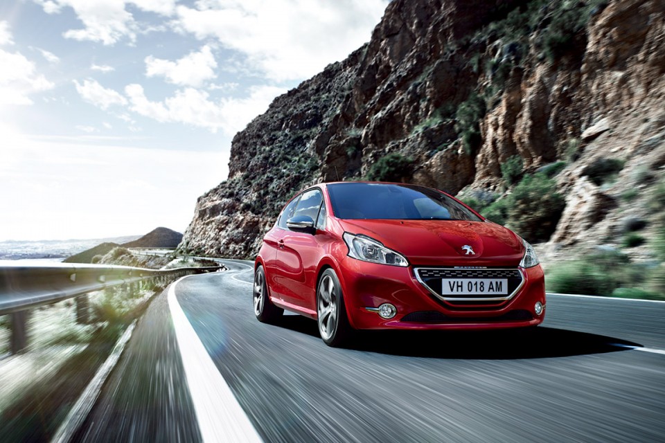 Peugeot 208 GTi Rouge Rubi - Photo officielle - 2-001