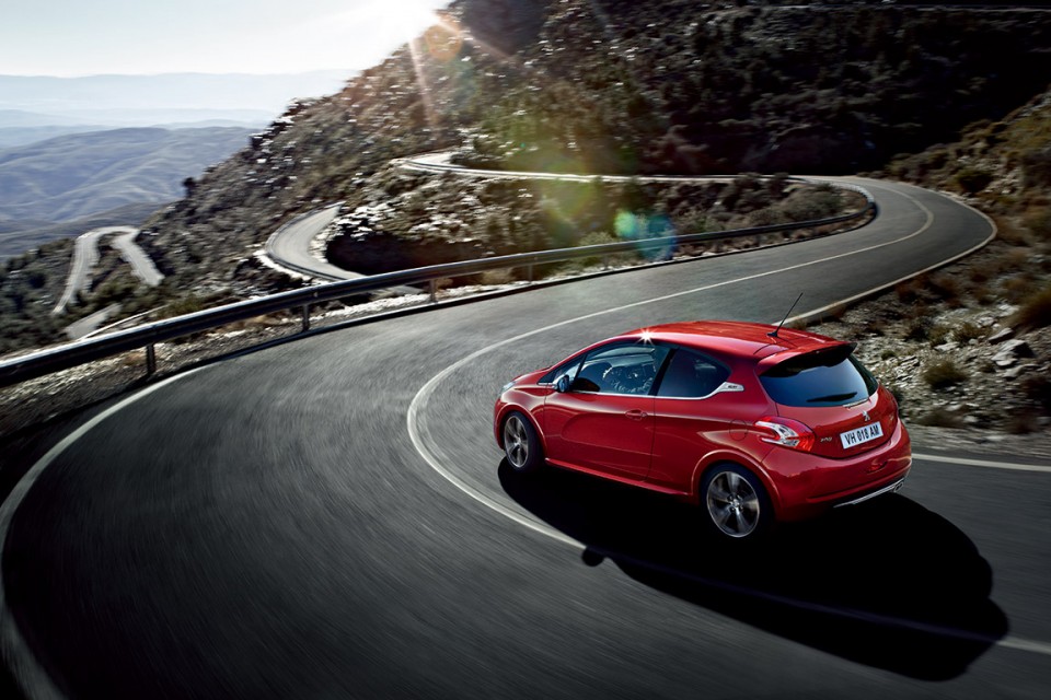 Peugeot 208 GTi Rouge Rubi - Photo officielle - 2-003