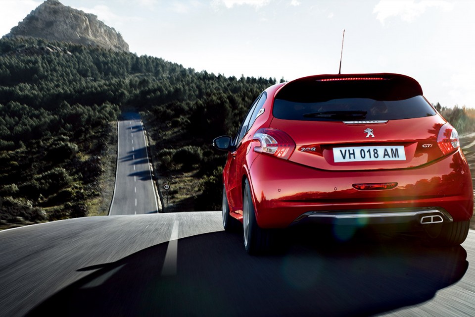 Peugeot 208 GTi Rouge Rubi - Photo officielle - 2-004