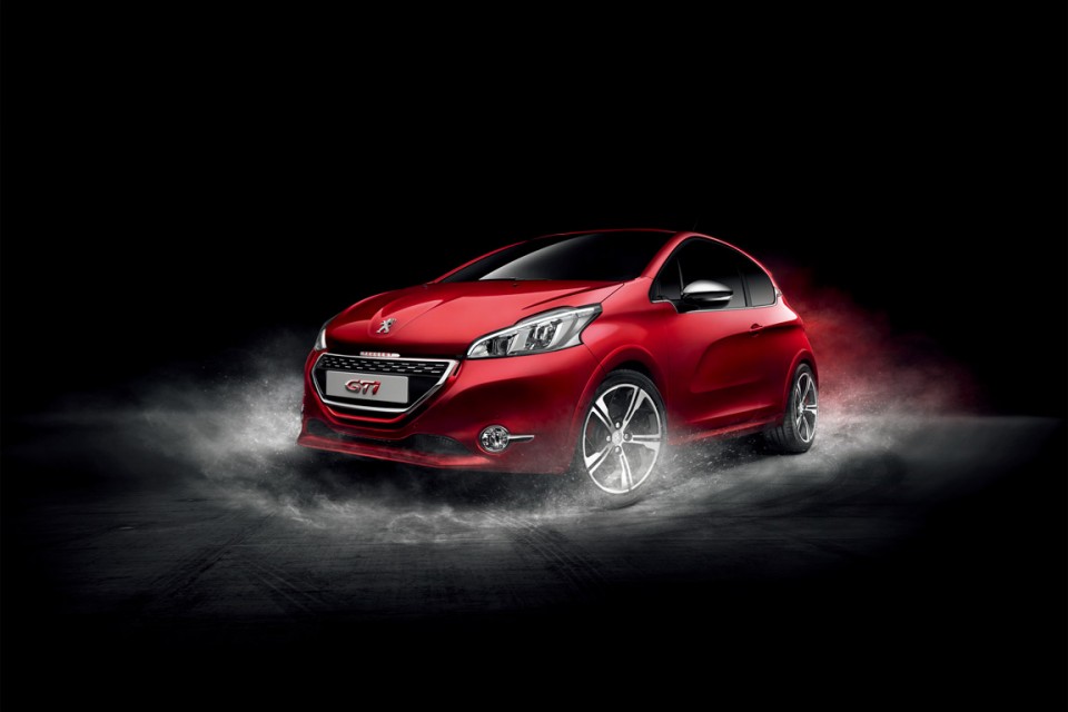 Photo officielle Peugeot 208 GTi Rouge Rubi - 4-004