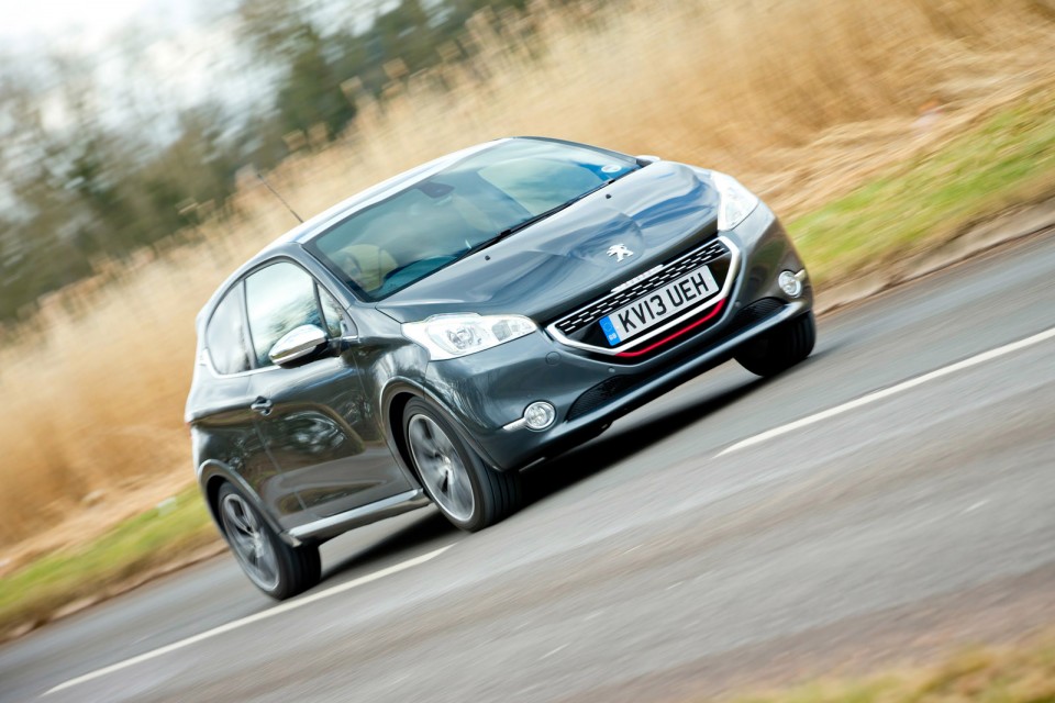 Peugeot 208 GTi Gris Shark, version UK (RHD) - 2-001