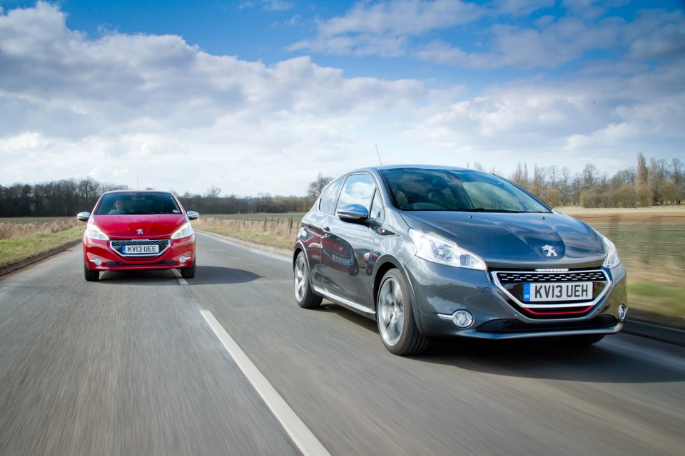 Peugeot 208 GTi Gris Shark et Rouge Rubi, version UK (RHD) - 2-002