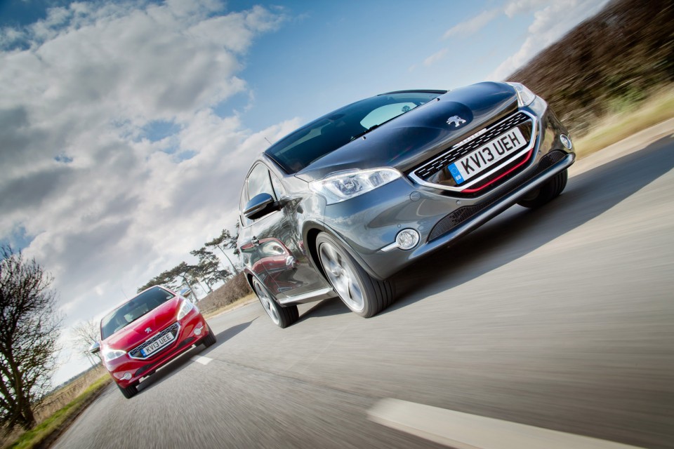 Peugeot 208 GTi Rouge Rubi et Gris Shark, version UK (RHD) - 2-003