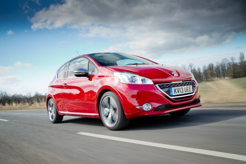 Peugeot 208 GTi Rouge Rubi, version UK (RHD) - 2-005