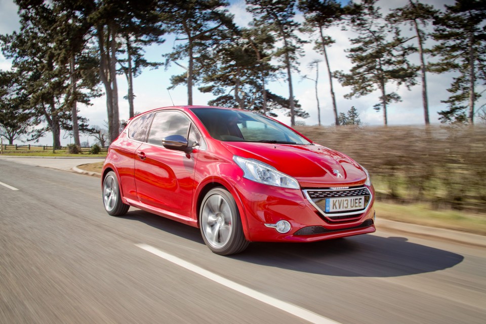 Peugeot 208 GTi Rouge Rubi, version UK (RHD) - 2-006