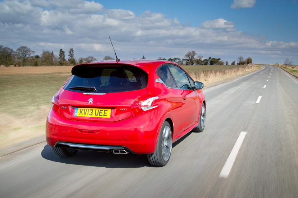Peugeot 208 GTi Rouge Rubi, version UK (RHD) - 2-007