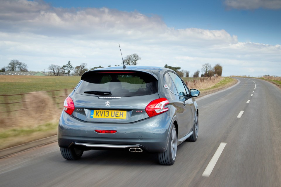 Peugeot 208 GTi Gris Shark, version UK (RHD) - 2-011