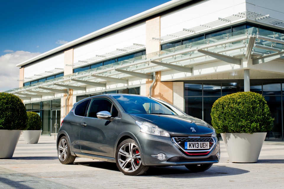 Peugeot 208 GTi Gris Shark, version UK (RHD) - 2-012