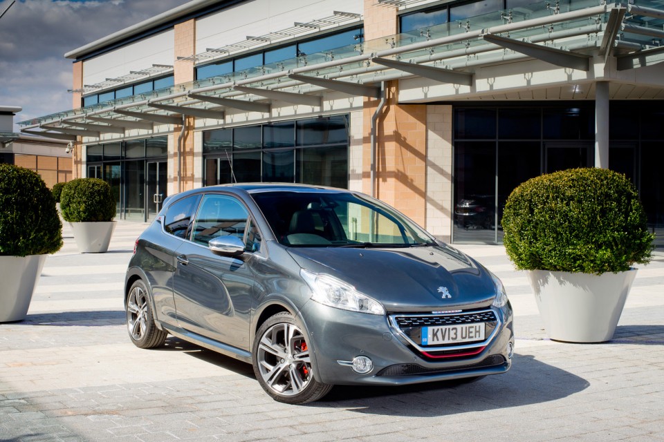 Peugeot 208 GTi Gris Shark, version UK (RHD) - 2-013