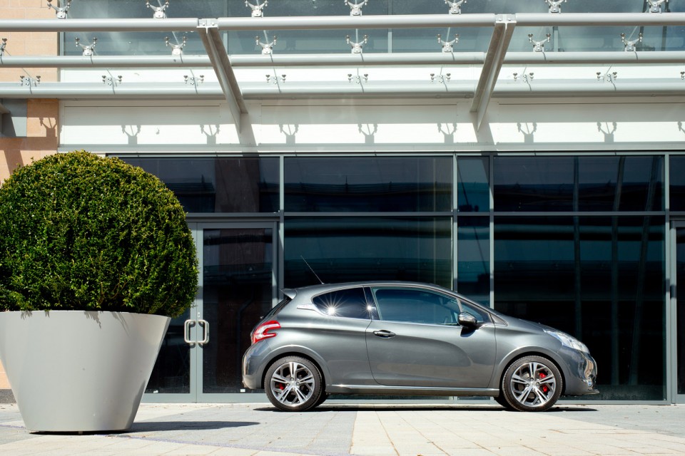 Peugeot 208 GTi Gris Shark, version UK (RHD) - 2-015