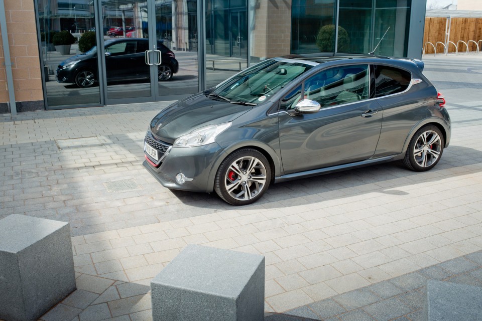 Peugeot 208 GTi Gris Shark, version UK (RHD) - 2-016