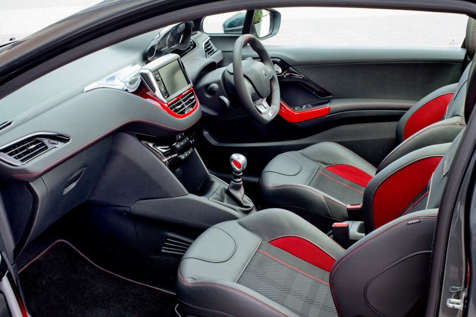 Intérieur Peugeot 208 GTi, version UK (RHD) - 2-017