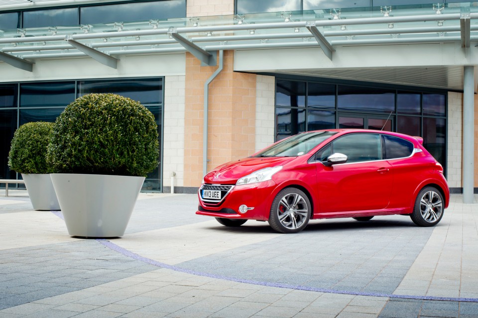 Peugeot 208 GTi Rouge Rubi, version UK (RHD) - 2-020