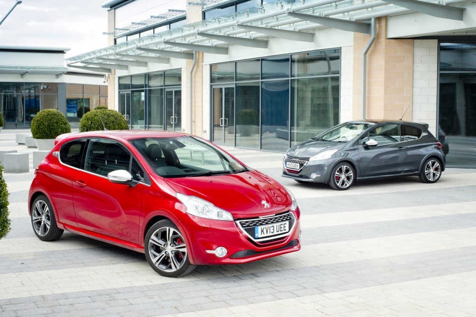 Peugeot 208 GTi Rouge Rubi et Gris Shark, version UK (RHD) - 2-022