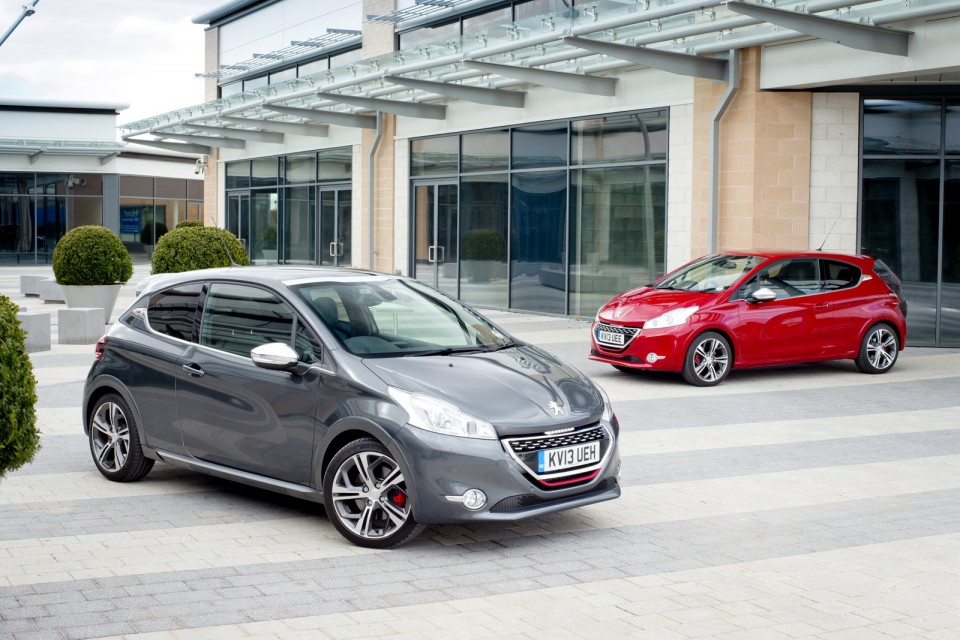 Peugeot 208 GTi Gris Shark et Rouge Rubi, version UK (RHD) - 2-023