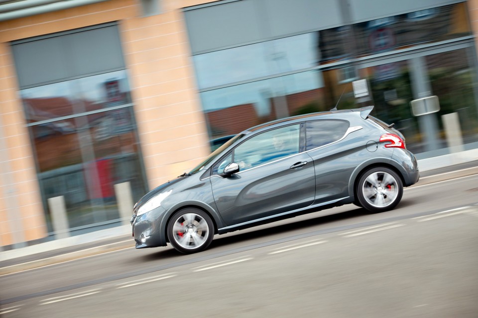 Peugeot 208 GTi Gris Shark, version UK (RHD) - 2-024
