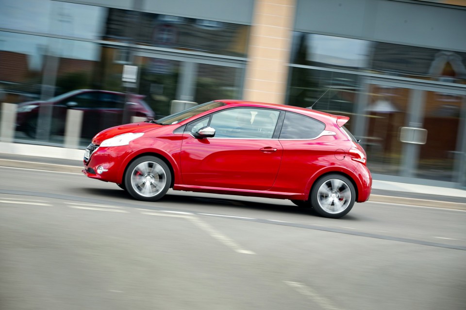 Peugeot 208 GTi Rouge Rubi, version UK (RHD) - 2-025