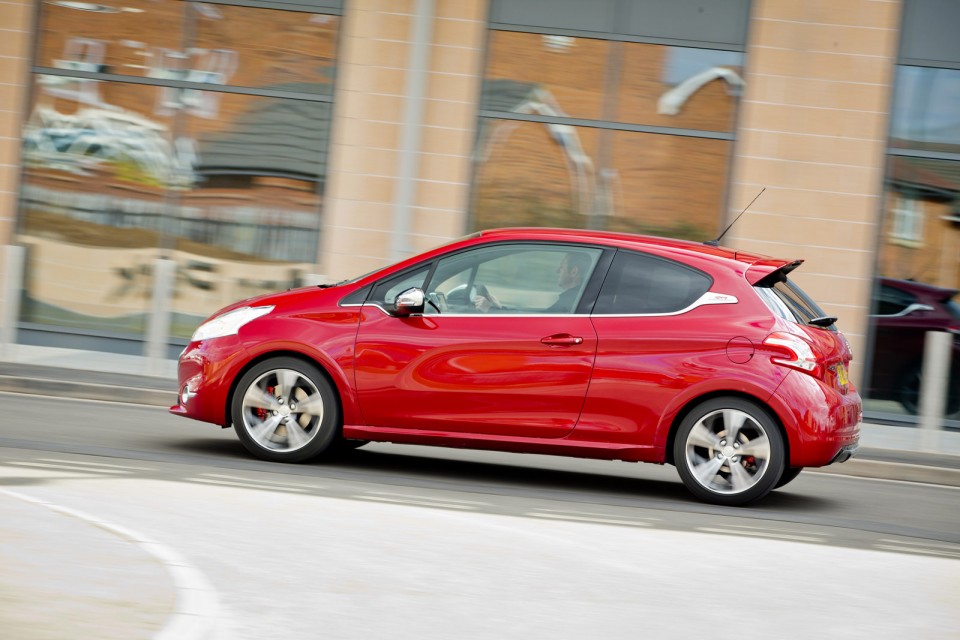 Peugeot 208 GTi Rouge Rubi, version UK (RHD) - 2-029