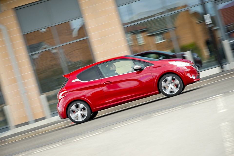 Peugeot 208 GTi Rouge Rubi, version UK (RHD) - 2-031