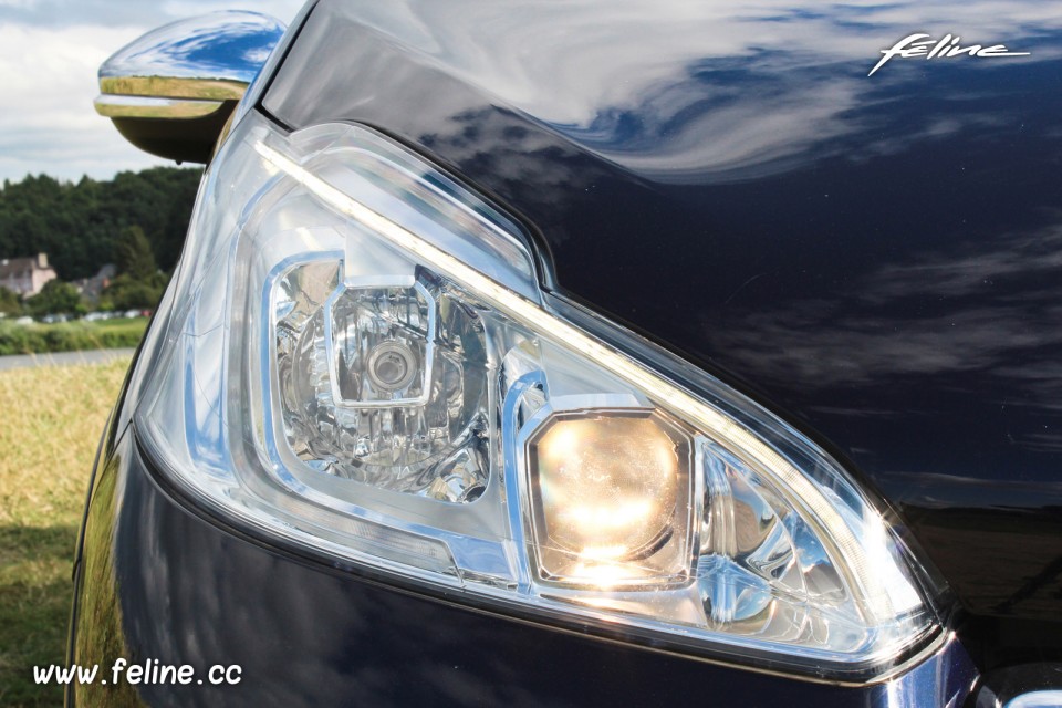 Photo projecteur avant premium Peugeot 208 XY Dark Blue 1.6 THP