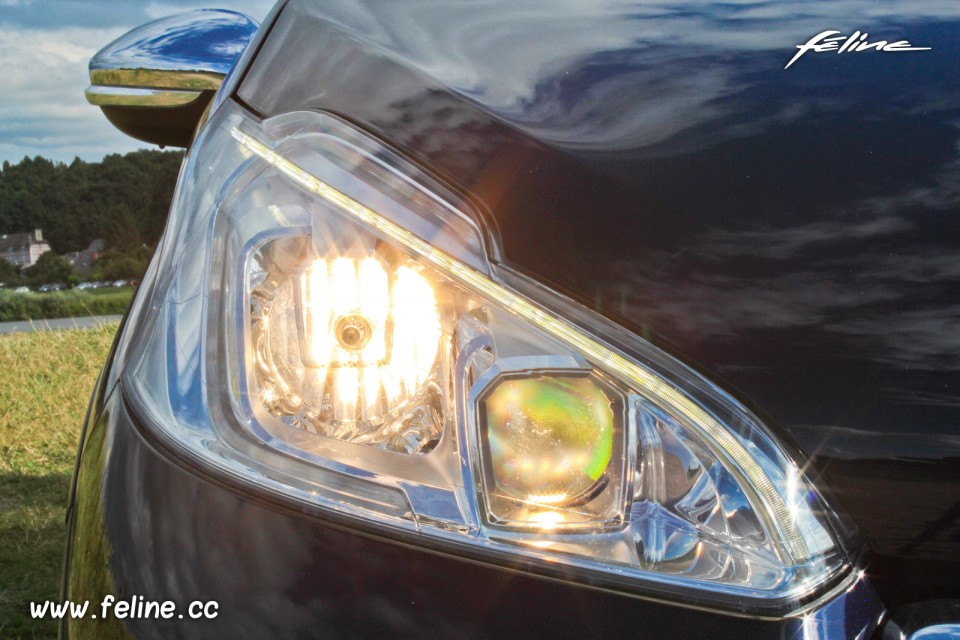 Photo projecteur avant premium Peugeot 208 XY Dark Blue 1.6 THP