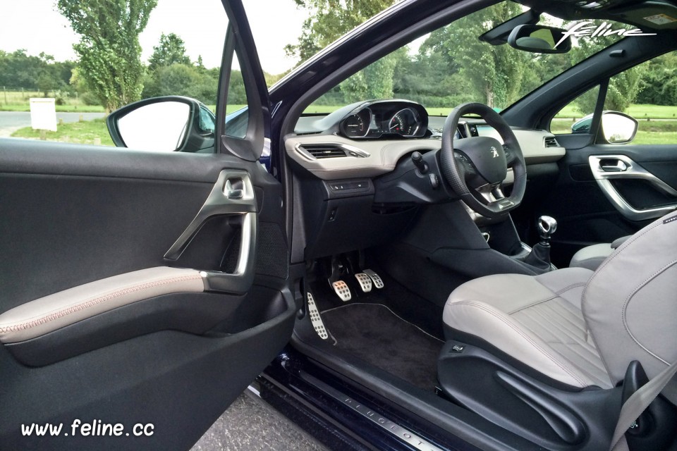 Photo intérieur Peugeot 208 XY Dark Blue 1.6 THP 155 ch