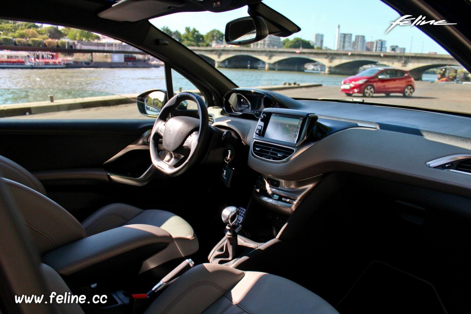 Photo habitacle Peugeot 208 XY Dark Blue 1.6 THP 155 ch