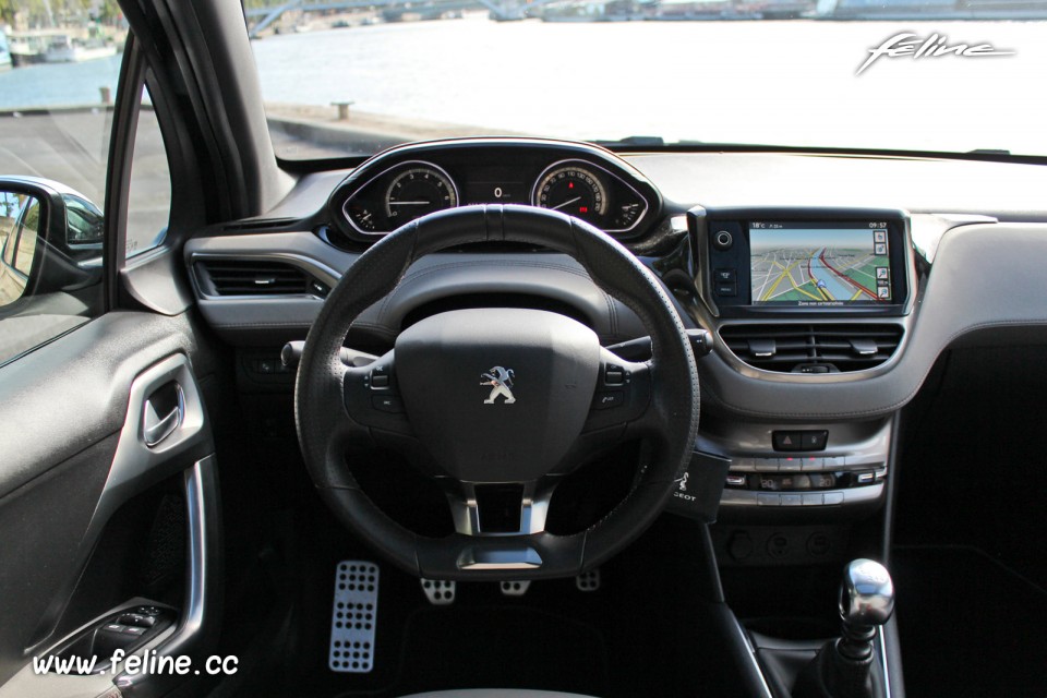 Photo volant i-Cockpit Peugeot 208 XY Dark Blue 1.6 THP 155 ch