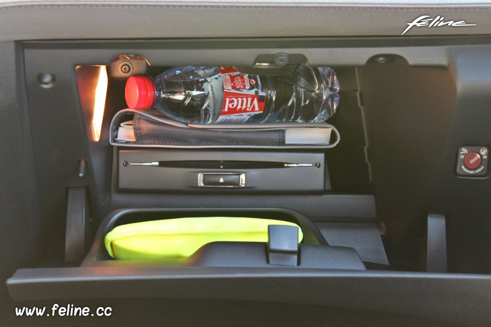 Photo boîte à gants lecteur CD Peugeot 208 XY Dark Blue 1.6 TH